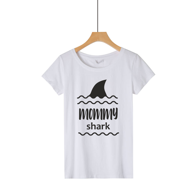 "Mommy shark" női rövidujjú pamut póló (fehér) - GloStory HU