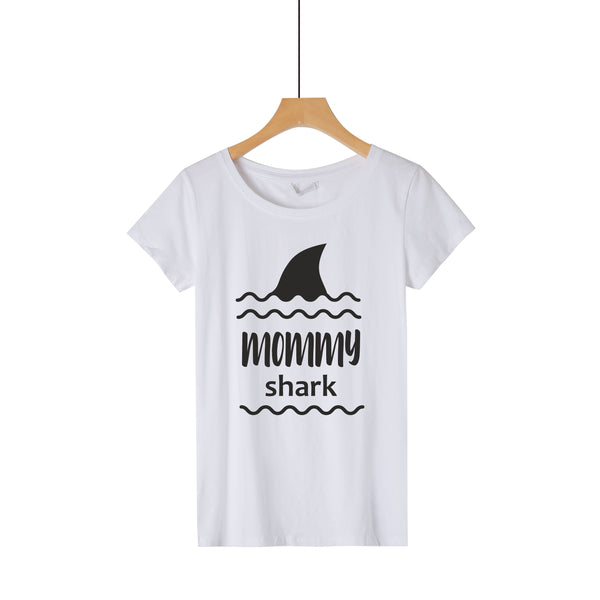 "Mommy shark" női rövidujjú pamut póló (fehér) - GloStory HU